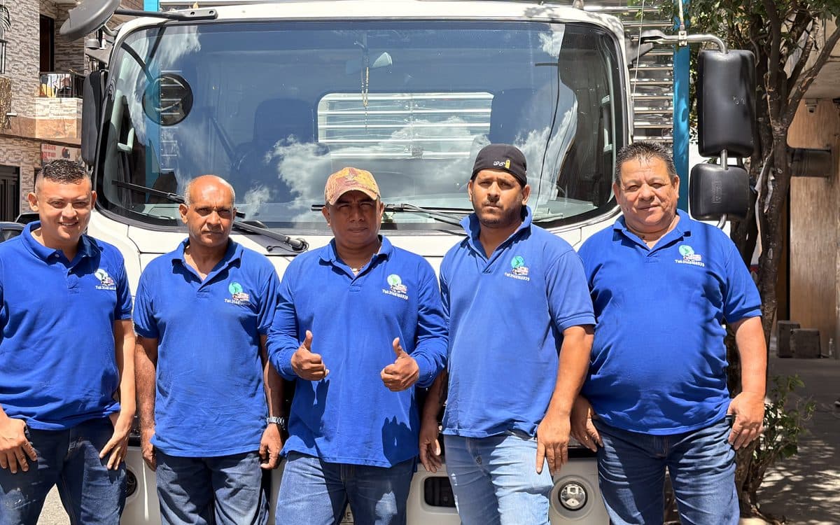 El equipo de Transcolombia S.A.S. frente a uno de sus camiones