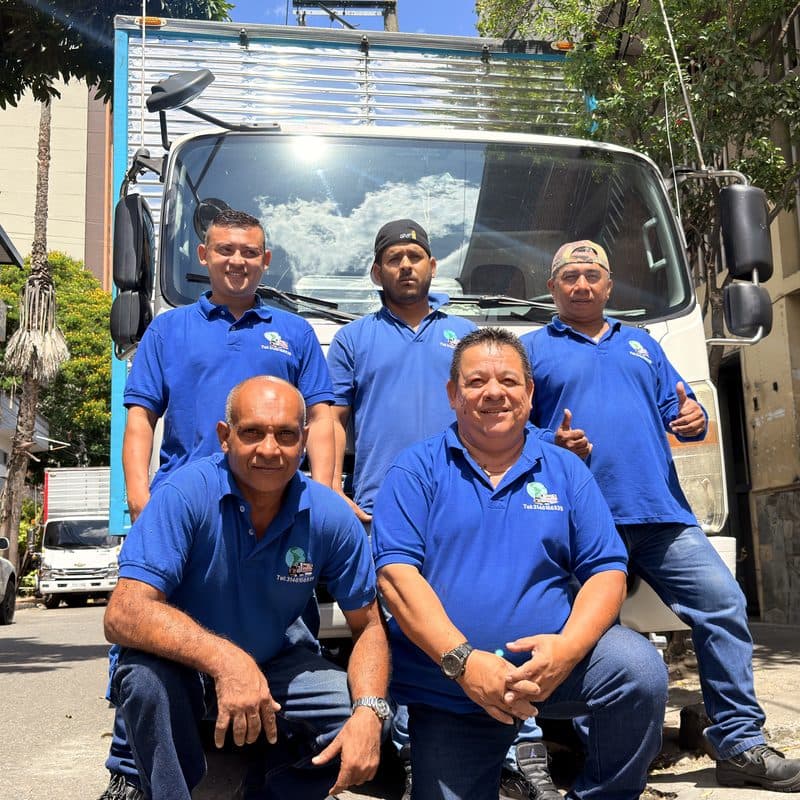 Parte del equipo de Transcolombia S.A.S. reunido frente a la cabina de un camión